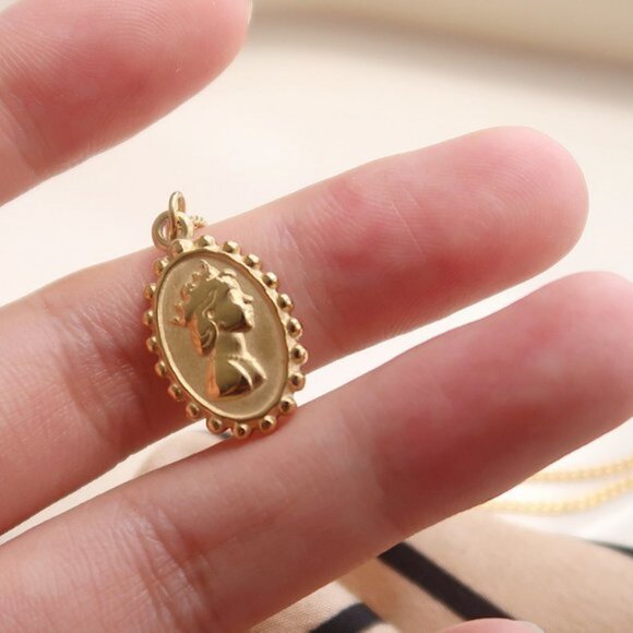 NEW 18K Gold Plated Oval Coin Queen Elizabeth Figure Pendant Necklace - Picture 6 of 10